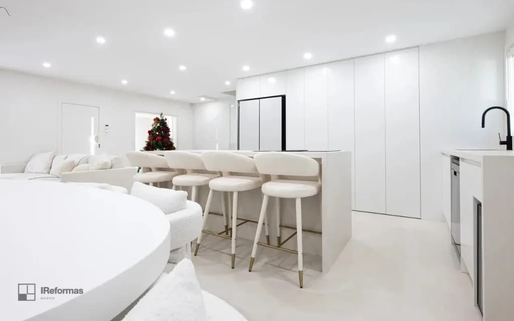 Cocina blanca con isla en Vallecas, reformada por IReformas Madrid
